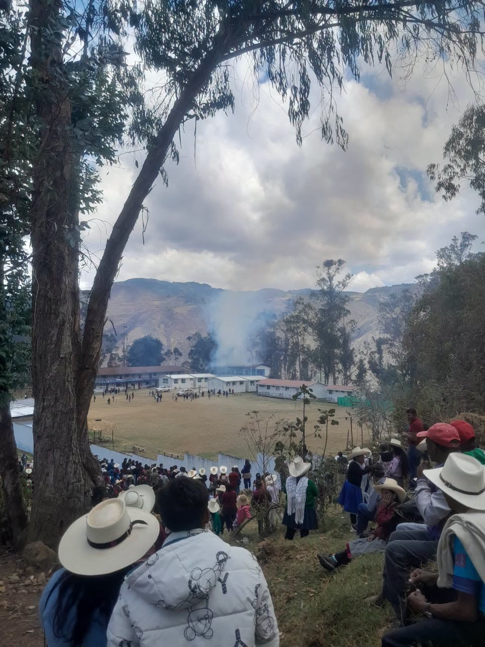 Pobladores observan la columna de humo provocada por un incendio en la institución educativa David Sánchez Infante de Sorochuco durante la jornada electoral. (Celendín Noticias)