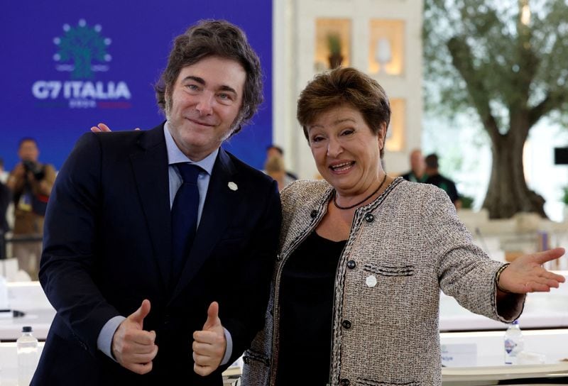 La directora gerente del Fondo Monetario Internacional (FMI), Kristalina Georgieva, y el presidente de Argentina, Javier Milei, conversan en la cumbre del G7 en Borgo Egnazia, Italia. Jun 14, 2024. REUTERS/Louisa Gouliamaki