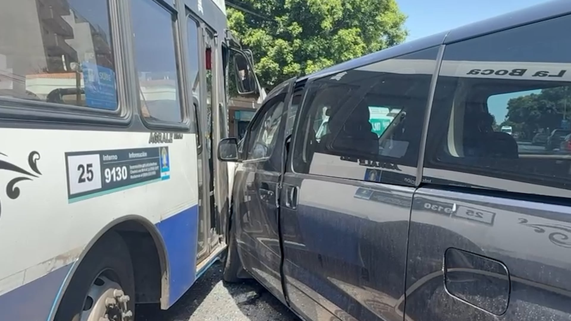 Seis móviles del SAME asistieron a las víctimas del accidente en José María Moreno y Saraza, con atención inmediata en el lugar y derivación hospitalaria