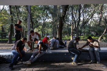 Participantes juegan a la Poleana,