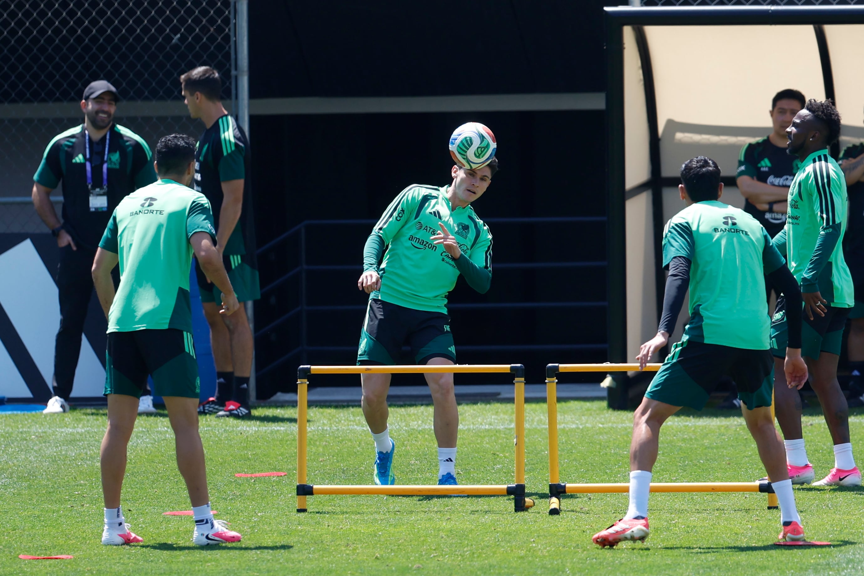 El defensa de la selección mexicana de fútbol Israel Reyes (2-i), durante el entrenamiento celebrado este lunes en Guadalajara previo al partido ante la selección de Corea. EFE/Sashenka Gutiérrez