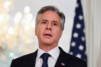 El secretario de Estado de EE.UU., Antony Blinken, habla con los medios de comunicación junto a la ministra de Asuntos Exteriores de El Salvador, Alexandra Hill, en el Departamento de Estado en Washington, EE.UU., el 7 de agosto de 2023. REUTERS/Kevin Wurm