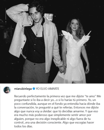 Fotografía en blanco y negro de Mia Rubin y Tarik Othón tomados de la mano. Él lleva una chaqueta clara sobre una camisa oscura; ella, un vestido blanco estructurado
