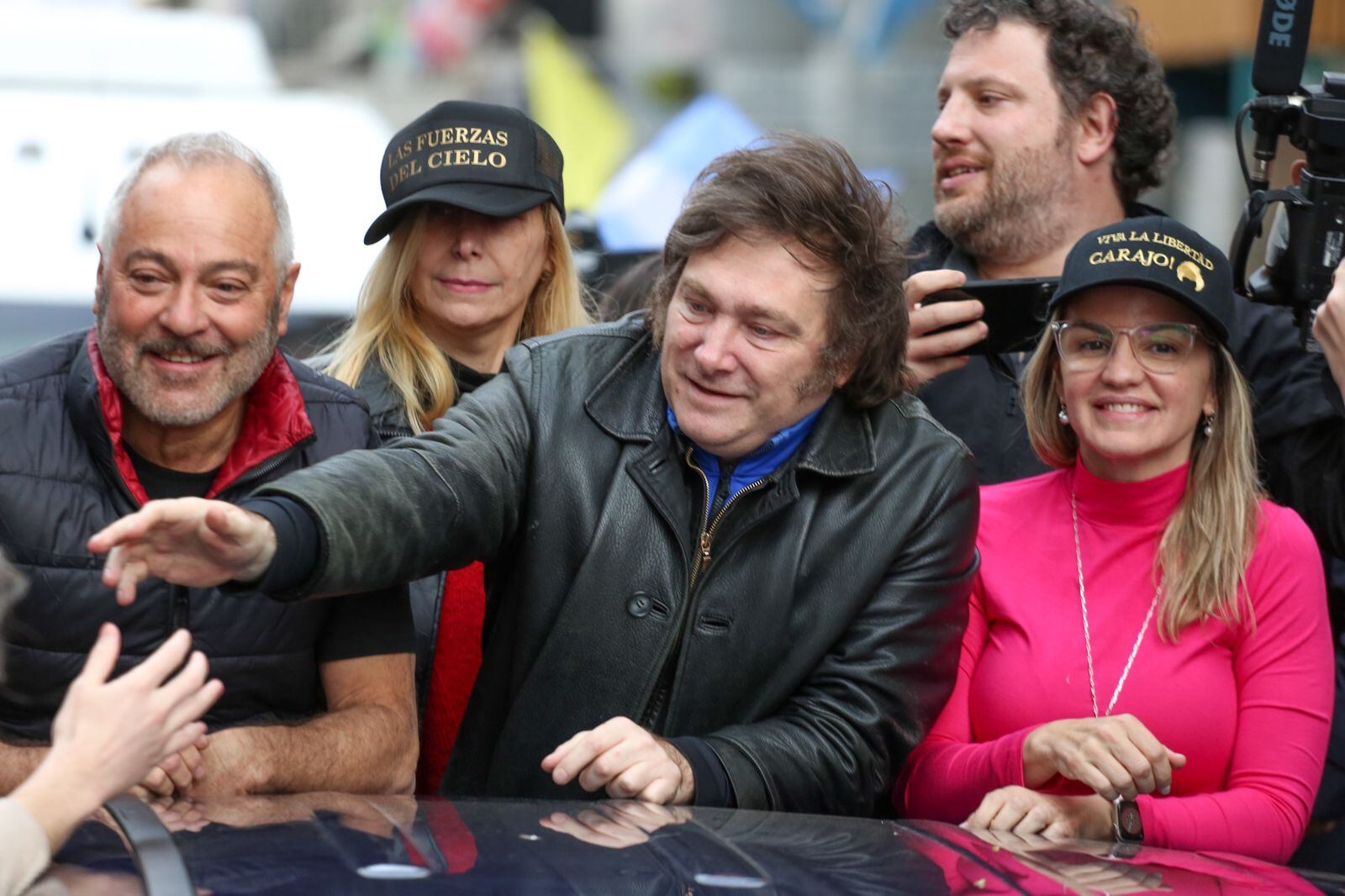 Oscar Liberman junto a Milei en una caravana en Bahía Blanca (Prensa LLA)