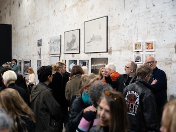 En el marco de la Bienal, la exposición “Oscuridad visible” reúne obras de 19 artistas