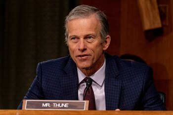 El senador John Thune de Dakota del Sur, el segundo republicano en rango en el Senado, señaló el papel de Trump en elevar a algunos candidatos sin experiencia y controversiales durante las primarias de este año, que luego perdieron en las elecciones generales de esta semana. (REUTERS)