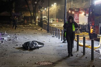 Un oficial de policía camina