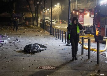 Un oficial de policía camina