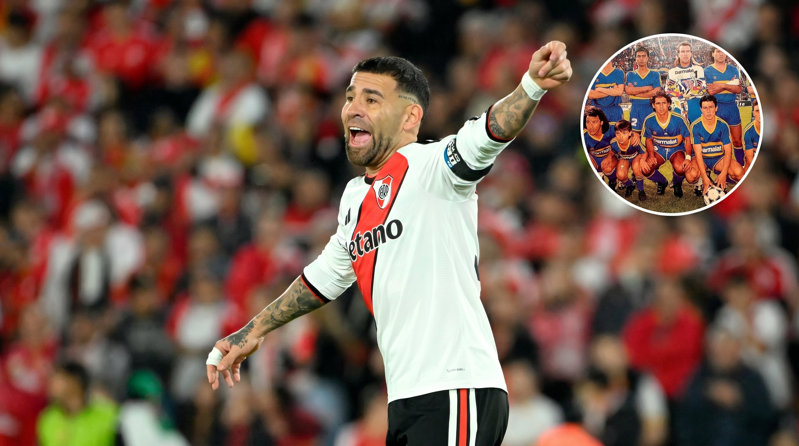 El defensor de River Plate, Nicolás Otamendi, festeja durante un partido en una composición gráfica que incluye una fotografía histórica del plantel de Boca Juniors. (Imagen Ilustrativa Infobae)