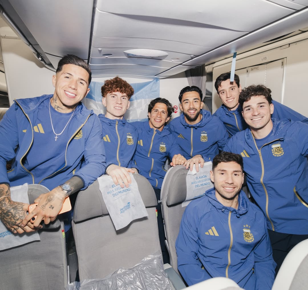 Enzo, Barco, Simeone, Nico González, Santiago Beltrán, Julián Álvarez y Montiel en la salida del combinado nacional rumbo a EEUU (@Argentina)