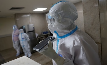 Un médico habla con sus