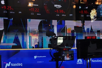 Los datos del mercado se muestran en una pantalla dentro del recinto del mercado Nasdaq en Times Square, Nueva York, EE. UU., el 4 de abril de 2025. REUTERS/Shannon Stapleton/Foto de archivo