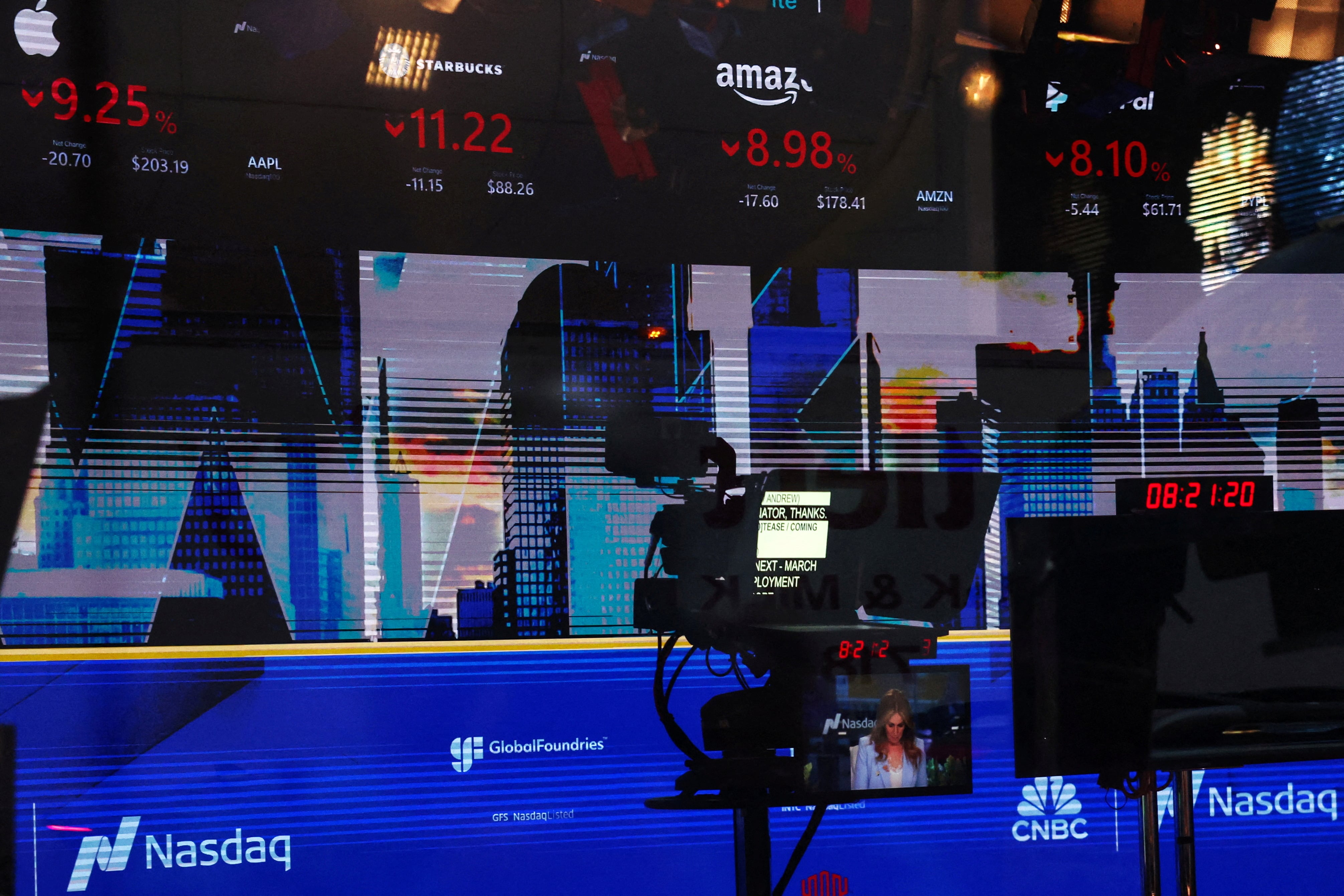 Los datos del mercado se muestran en una pantalla dentro del recinto del mercado Nasdaq en Times Square, Nueva York, EE. UU., el 4 de abril de 2025. REUTERS/Shannon Stapleton/Foto de archivo