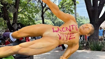 CNTE tira estatuas y figuras alusivas al Mundial 2026 sobre Paseo de la Reforma. (Crédito: X/@RaulGtzNR)