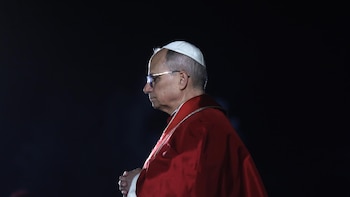 León XIV preside su primera Vigilia Pascual y llama a no dejarse "paralizar" por la guerra y la injusticia