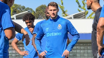 Así recibieron a Santiago Giménez en su primer entrenamiento con el Porto: ¿cuándo podría debutar?
