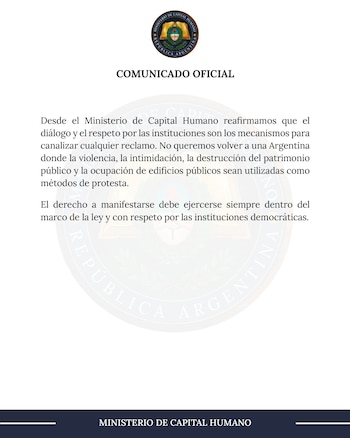 Imagen complementaria de Estudiantes universitarios realizaron una sentada en el Palacio Pizzurno para pedir por la Ley de Financiamiento y fueron desalojados