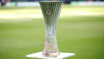 El trofeo de la UEFA Conference League 2026/27 se entregará el 2 de junio de 2027 al finalizar la gran final del torneo - crédito UEFA
