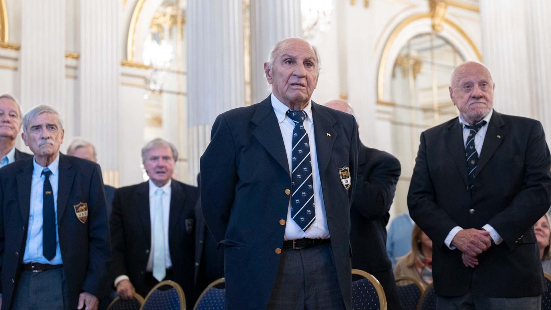 Antiguos miembros de Los Pumas asisten al emotivo homenaje brindado por la Legislatura porteña en reconocimiento a su trayectoria deportiva.