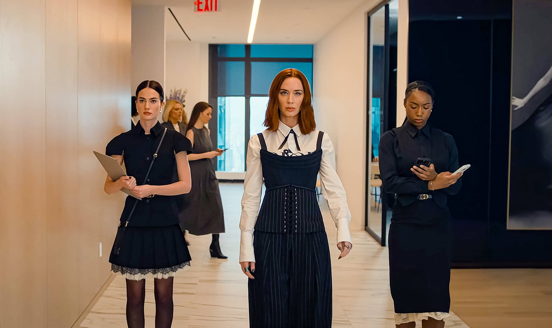 El look de camisa blanca, corsé negro y falda plisada renueva la sastrería clásica y confirma la versatilidad de Emily Blunt (The Grosby Group)