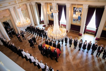 El féretro del rey Harald V es trasladado desde el Salón Rojo a la Capilla del Palacio, acompañado por miembros de la familia real. (EFE/EPA/OLE BERG-RUSTEN / POOL NORWAY OUT)