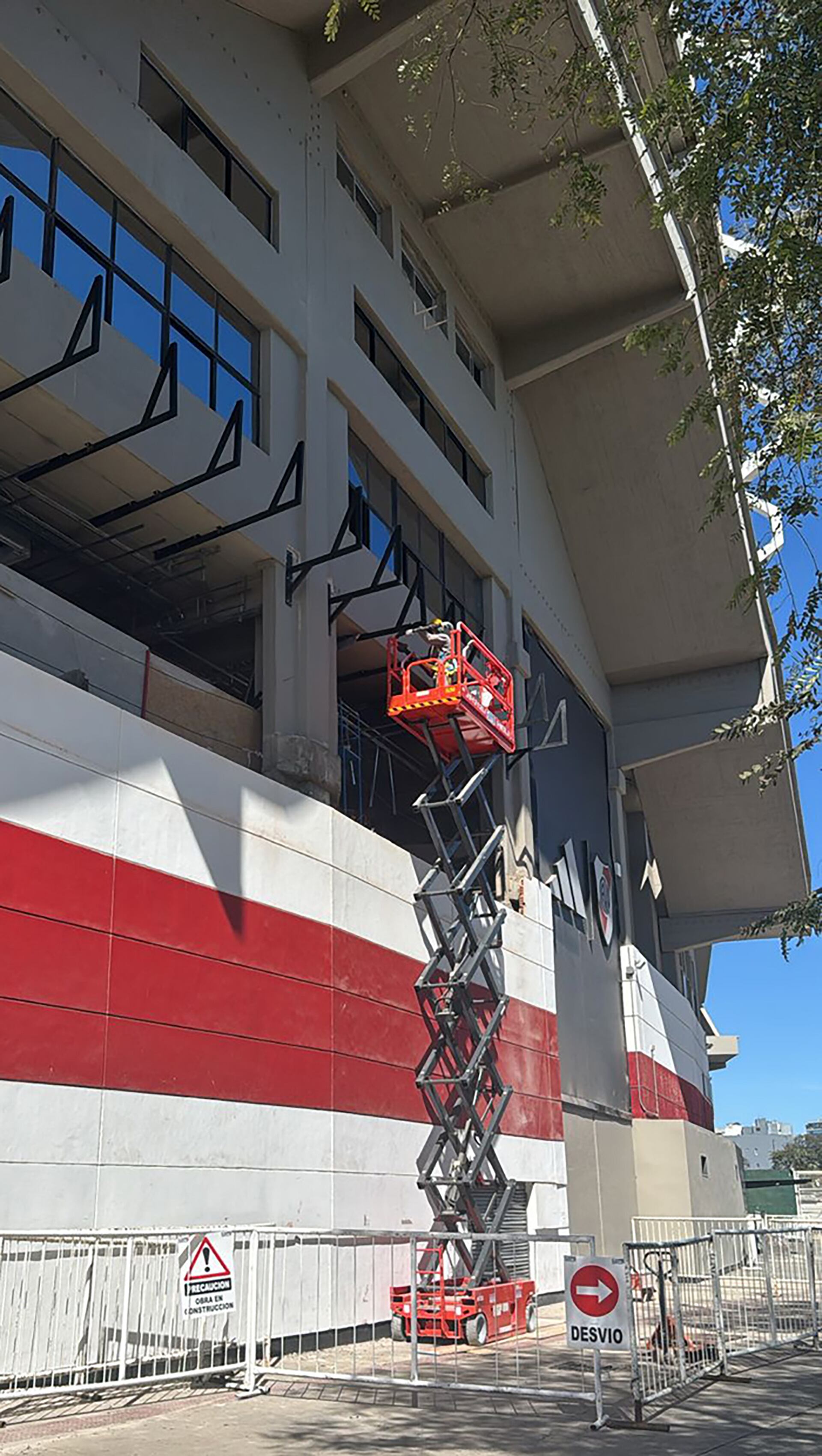 En la fachada de la tribuna Belgrano se realizan trabajos de remodelación similares a los que se llevaron a cabo sobre la Avenida Figueroa Alcorta