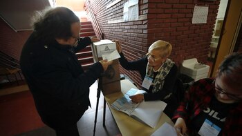 Un hombre vota para Presidente