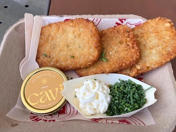 Un platillo denominado "Fancy AF Tots" por 75 dólares con hash browns, caviar, crème fraiche y cebollín se puede comprar en el Estadio de Miami durante la Copa Mundial el domingo 21 de junio del 2026. (AP Foto/Tim Reynolds)