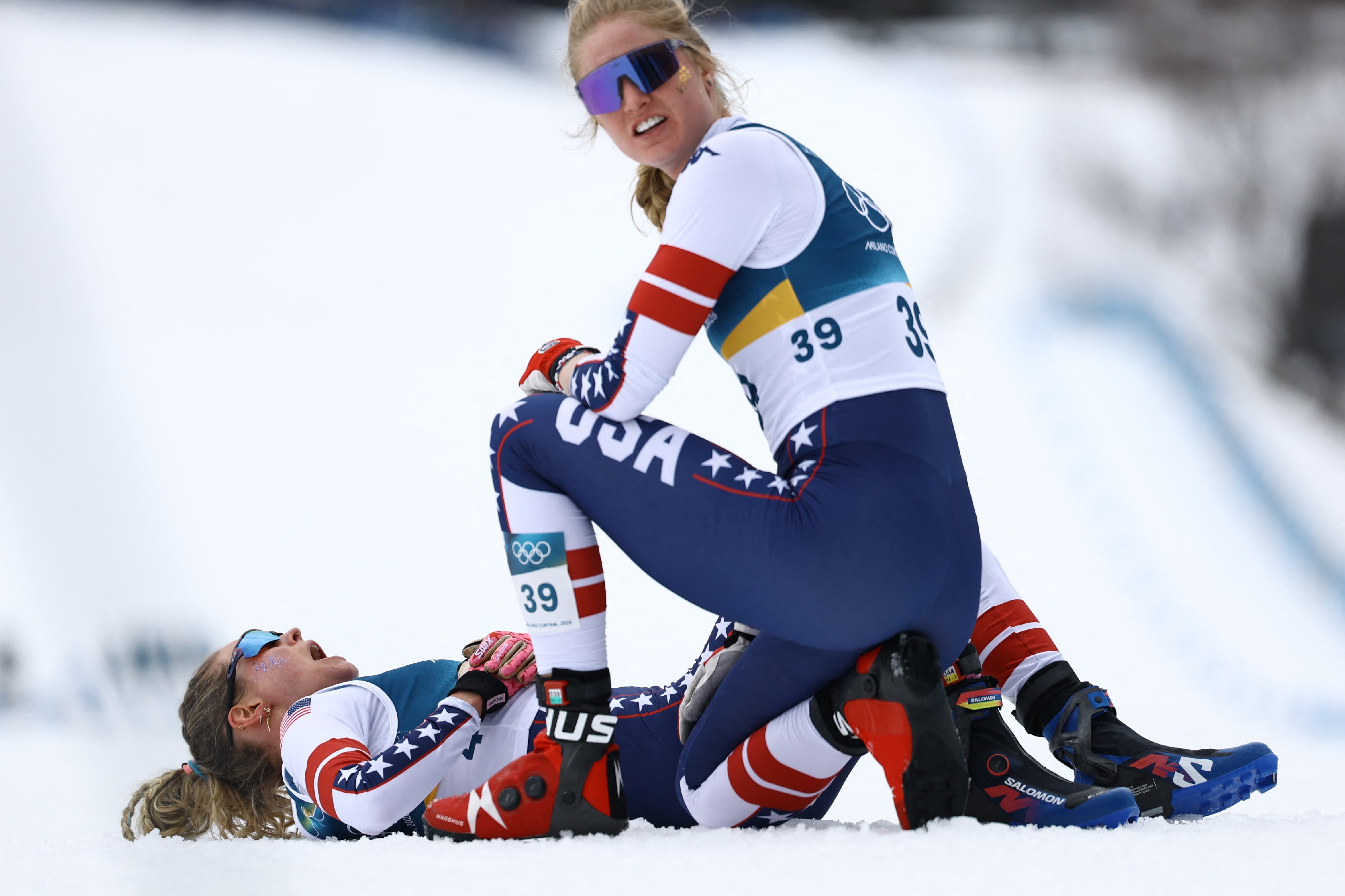 Diggins llegó a la meta y se desplomó sobre la nieve (AFP)