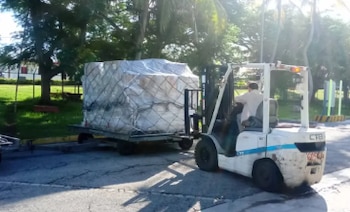 Un segundo vuelo con 700 kits de ayuda humanitaria desde Estados Unidos aterrizó en el aeropuerto de Varadero para familias de Matanzas. (Foto cortesía Cáritas Cuba)