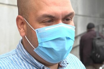 En la imagen, el secretario