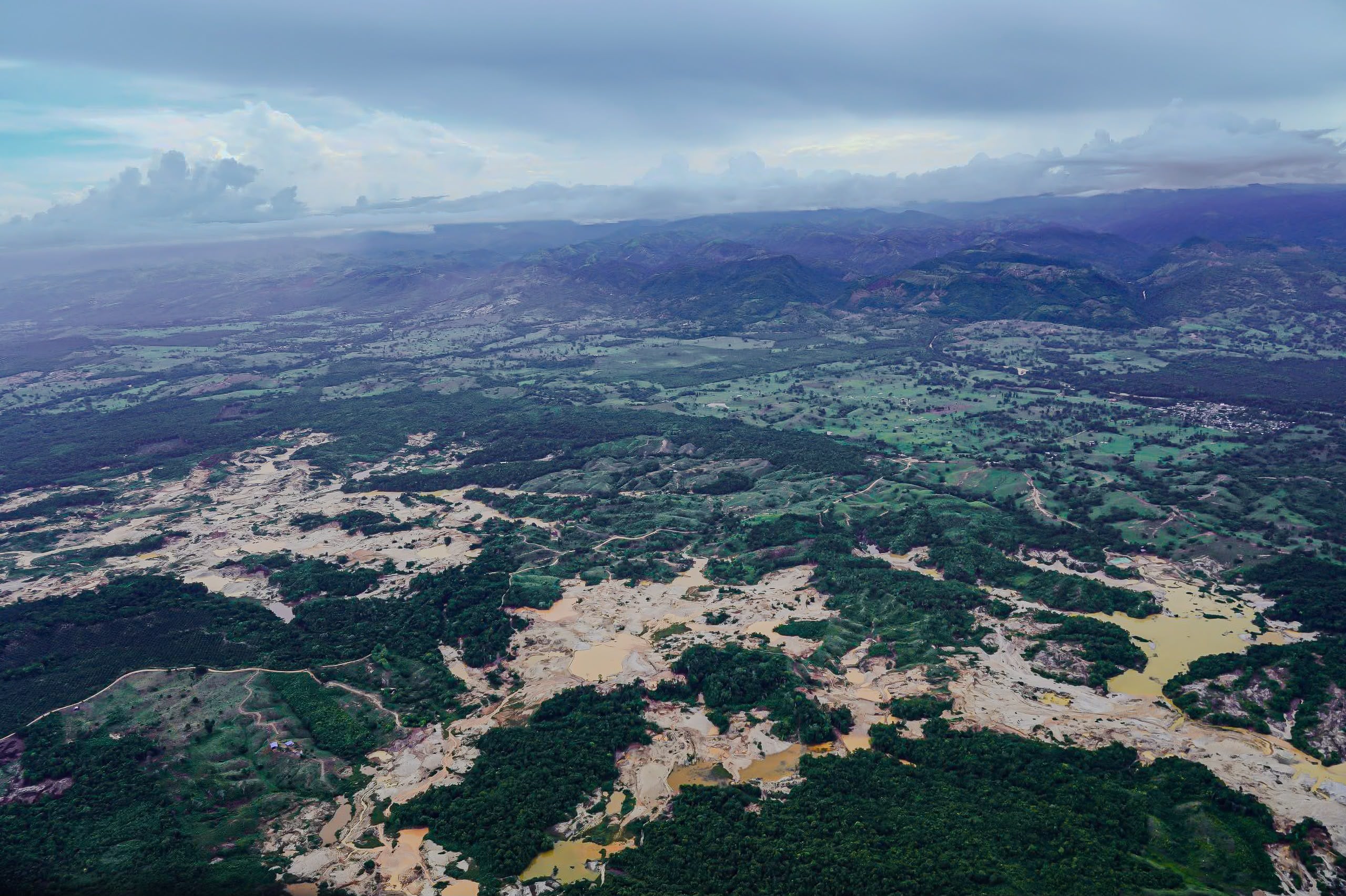 Estructuras del ELN, el Clan del Golfo y las disidencias de las FARC disputan el control de las rentas ilegales en departamentos como Cesar, Santander, Antioquia y Bolívar - crédito prensa Fuerzas Militares de Colombia