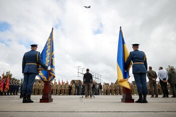 El presidente de Ucrania, Volodimir Zelensky, observa un avión de combate F-16 durante la conmemoración del Día de las Fuerzas Aéreas de Ucrania, en medio del ataque de Rusia a Ucrania, en un lugar no revelado, Ucrania, el 4 de agosto de 2024. Servicio de prensa presidencial ucraniano/Folleto vía REUTERS