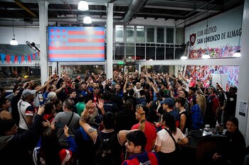 Los fanáticos ocuparon la sede