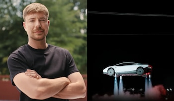 Un hombre con los brazos cruzados junto a un automóvil blanco elevado en el aire mediante propulsores sobre un fondo negro