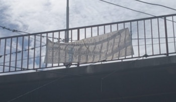 Un cartel con amenazas de