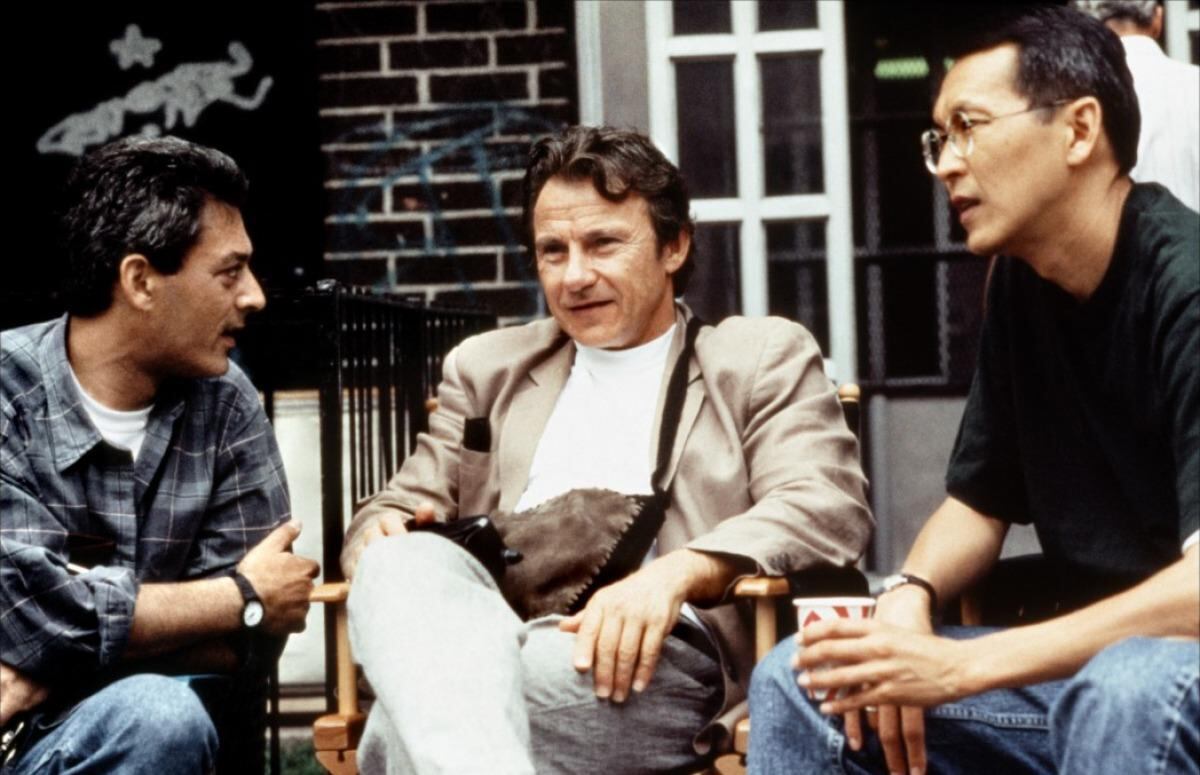 Paul Auster (derecha), Harvey Keitel (centro) y Wayne Wang (derecha) durante el rodaje de 'Smoke' (Filmaffinity)