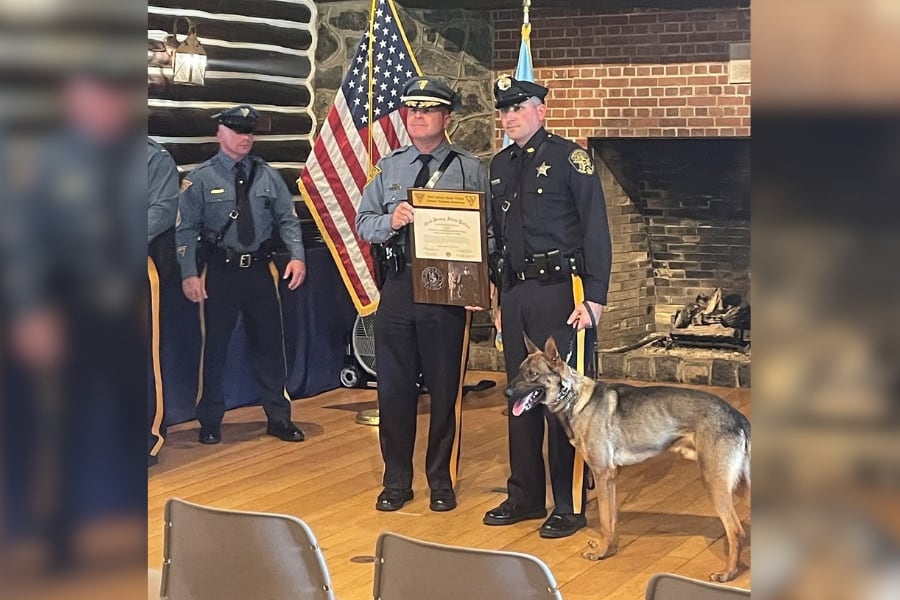 El sargento Cody Henderson fue acusado en Nueva Jersey por dejar durante siete horas a los perros K-9 Rip y Boomer en un vehículo policial (Oficina del Sheriff de Salem County).
