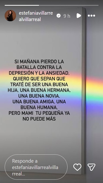 Captura de pantalla de una historia de Instagram con texto centrado sobre fondo blanco y un reflejo de luz con colores de arcoíris