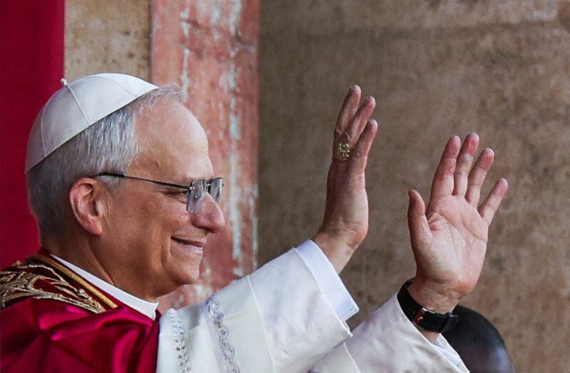 El recién elegido papa León XIV, el cardenal estadounidense Robert Prevost, aparece en el balcón de la Basílica de San Pedro en el Vaticano. 8 de mayo de 2025. REUTERS/Stoyan Nenov