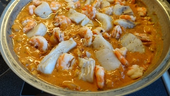 Así es la cataplana, el plato típico portugués que se asemeja al arroz caldoso español: un plato suave con un contraste de sabores llamativos