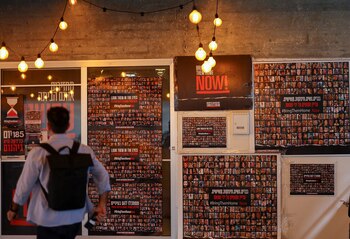 Carteles con fotos de rehenes