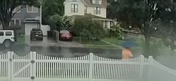 Una cámara de vigilancia Nest registró el momento en que el rayo cayó cerca de Thomas Fahmy en Todt Hill Road, en Staten Island (Captura NBC New York)