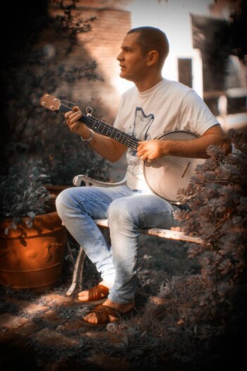 Jonah Schwartz tocando el banjo,