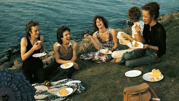 “Picnic en la Explanada”, de Nan Goldin, 1973 (Nan Goldin y Gagosian The New York Times)
