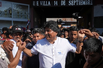 El expresidente Evo Morales saluda a sus seguidores tras votar en las elecciones en Villa 14 de Septiembre, región de Chapare, Bolivia, el domingo 17 de agosto de 2025. (AP Foto/Jorge Sáenz, Archivo)