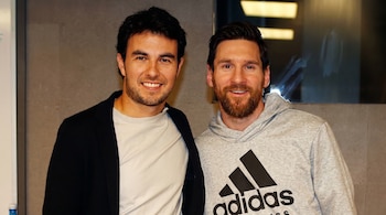 Dos hombres sonrientes. El de la izquierda lleva una chaqueta oscura y camiseta clara. El de la derecha usa una sudadera gris con un logo de Adidas.