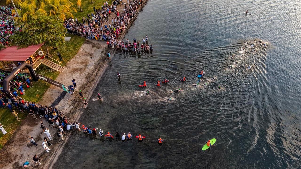 Primeros participantes del IRONMAN 70.3 San Salvador, inician con la etapa de ciclismo