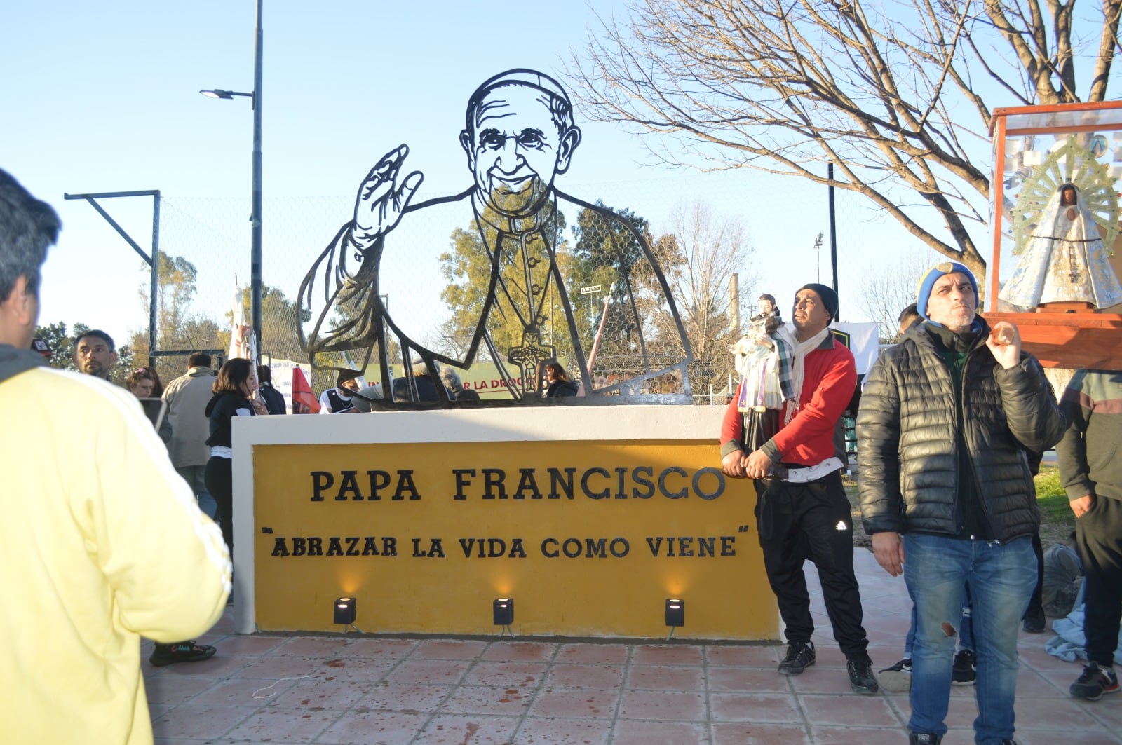 Un monumento al Papa Francisco, mostrando una silueta sonriente y con el mensaje 'Abrazar la vida como viene', fue inaugurado en un espacio público con la presencia de fieles.