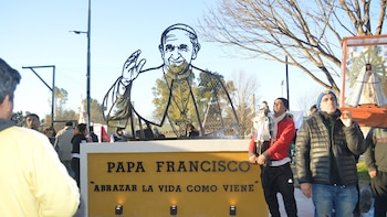 Caravanas, misas y el concierto de un cura DJ: las actividades en honor al papa Francisco a un año de su fallecimiento